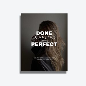 K&ouml;nnte beinhalten: Ein Poster mit dem Text "DONE IS BETTER THAN PERFECT" in wei&szlig;er, fetter Schrift. Das Bild zeigt eine Person mit langen blonden Haaren, die ihr Gesicht teilweise verdeckt. Unter dem Haupttext steht der Satz "DON'T OVERTHINK YOUR DIGITAL MARKETING STRATEGY".
