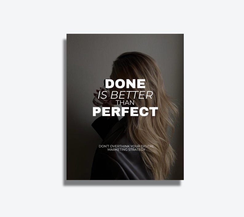 K&ouml;nnte beinhalten: Ein Poster mit dem Text "DONE IS BETTER THAN PERFECT" in wei&szlig;er, fetter Schrift. Das Bild zeigt eine Person mit langen blonden Haaren, die ihr Gesicht teilweise verdeckt. Unter dem Haupttext steht der Satz "DON'T OVERTHINK YOUR DIGITAL MARKETING STRATEGY".