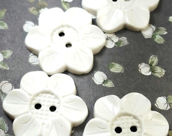 White Daisy Buttons Set 4: 26.6mm Vintage 40s Floral Novelty Sew Throughs, 06-373-26