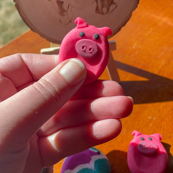 Pocket fidget happy piggy fidget bug! Thumby bug fidget pig!