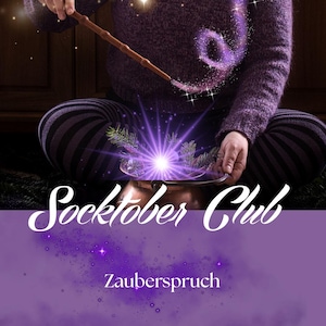 Könnte beinhalten: Ein violetter Strickpullover und eine schwarz-grau gestreifte Leggings. Ein hölzerner Zauberstab erzeugt einen violetten, wirbelnden magischen Effekt über einer kleinen Schale mit grünen Tannenzweigen. Der Text lautet Socktober Club und Zauberspruch.