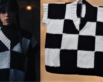 Suéter oversize de punto a mano inspirado en el estilo gótico de Miércoles Addams, de Jenna. Réplica de chaleco tipo suéter con bloques en blanco y negro. 100% hecho a mano.