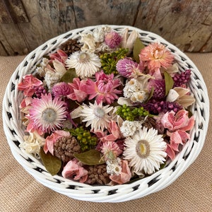 Country Cottage Potpourri.Beautiful Spring/Summer mix of dried flowers,pods,berries and leaves. Approx4 cups.Choose scent or leave unscented