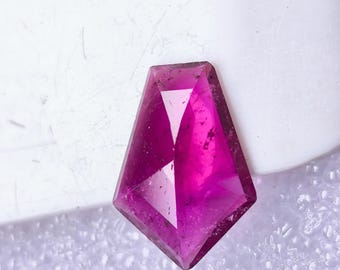 É turmalina Rubilight colorida turmalina natural 2,80 crt lapidação sofisticada para fazer joias!!!