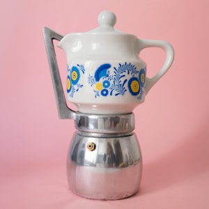 Cafetera moka italiana vintage de porcelana, cafetera espresso de cerámica rústica azul y amarilla con estampado floral estilo cottagecore.