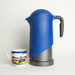 Grande marmite Moka géométrique italienne, cafetière expresso cappuccino vintage bleu brutaliste bleu milieu de siècle sur cuisinière, cadeau pour les amateurs de café
