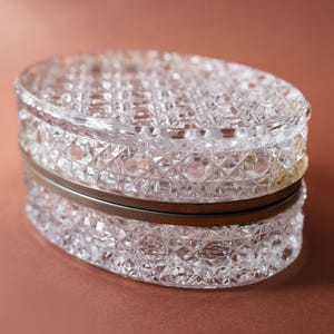 Coffret de table vintage en cristal avec monture en métal doré, boîte à bijoux ovale chic du XXe siècle, coffret en verre taillé Baccarat français de style ancien