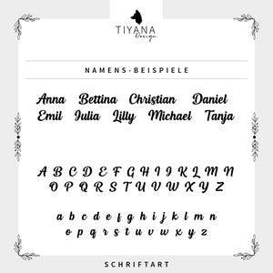 Pode incluir: Um cart&atilde;o de apresenta&ccedil;&atilde;o branco com o log&oacute;tipo TIYANA Design no topo, seguido do texto NAMENS-BEISPIELE. Apresenta nomes como Anna, Bettina, Christian, Daniel, Emil, Julia, Lilly, Michael e Tanja, al&eacute;m do alfabeto em mai&uacute;sculas e min&uacute;sculas.