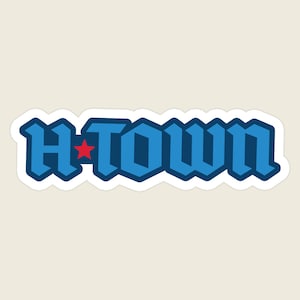 Könnte beinhalten: Ein blauer und weißer Aufkleber mit dem Text "H-TOWN" in einer fetten, gotischen Schrift. Ein roter Stern befindet sich zwischen dem "H" und dem "T".