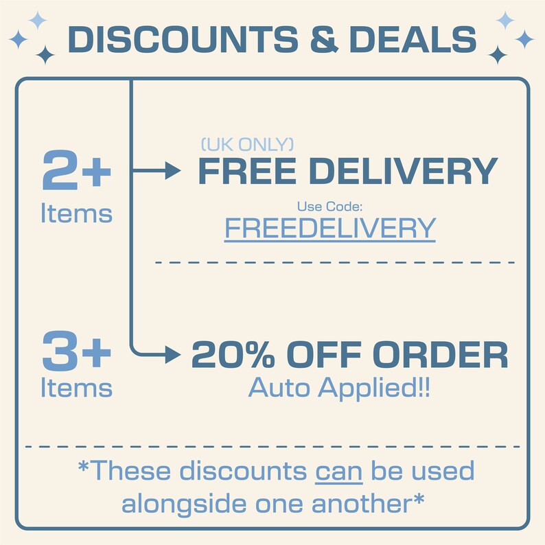K&ouml;nnte beinhalten: Eine blaue und wei&szlig;e Grafik mit dem Text "DISCOUNTS & DEALS" oben. Die Grafik zeigt zwei Rabattangebote: 2+ Artikel erhalten kostenlosen Versand mit dem Code "FREEDELIVERY" (nur UK) und 3+ Artikel erhalten automatisch 20% Rabatt. Der Text unten lautet: "*Diese Rabatte k&ouml;nnen miteinander kombiniert werden*"