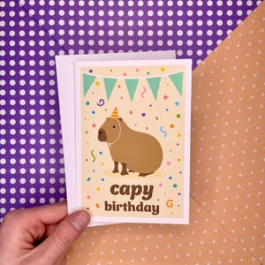 ¡Cumpleaños de capibara! Tarjeta de felicitación de cumpleaños de capibara, interior en blanco