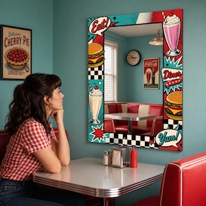 Peut inclure: Un miroir mural rectangulaire doté d'une bordure pop art colorée avec des illustrations de hamburgers, de milk-shakes et les textes Eat, Diner et Yum. Le cadre intègre un motif à damier noir et blanc et des graphismes de style bande dessinée.
