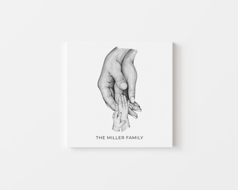Op de afbeelding: Zwart-witte potloodtekening van twee handen die een kleinere hand vasthouden. De tekst "THE MILLER FAMILY" staat onder de handen.