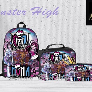 Puede incluir: Un conjunto de mochila escolar con temática de Monster High con una mochila negra, una bolsa de almuerzo y un estuche. La mochila presenta un diseño rosa y morado con el logotipo y los personajes de Monster High. La bolsa de almuerzo y el estuche tienen un diseño similar con el nombre "MONA" impreso en ellos.