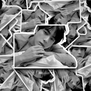 Jin liggende sticker | Stickers | Bangtan-sticker | Vinyl sticker voor laptop, tuimelaar, telefoon