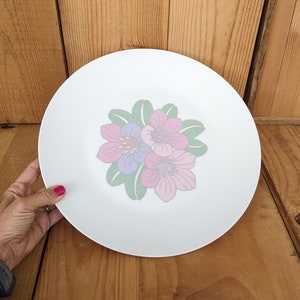 Piatto da portata in porcellana rosa, viola e verde con fiori pastello da 13&quot; ROSENTHAL &#39;Irish Spring&#39; Decor Plate Studio-Linie Rosemunde Nairac Germania