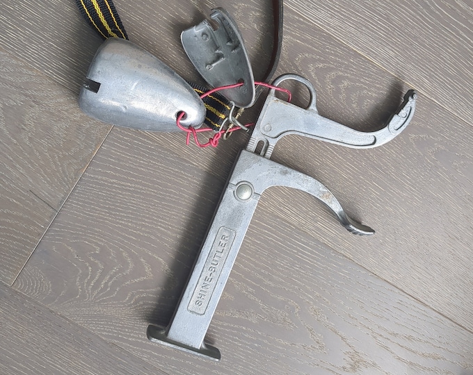 Vintage Shine Butler Wall Mounted Shoe Shine Holder With Two Shoe Forms