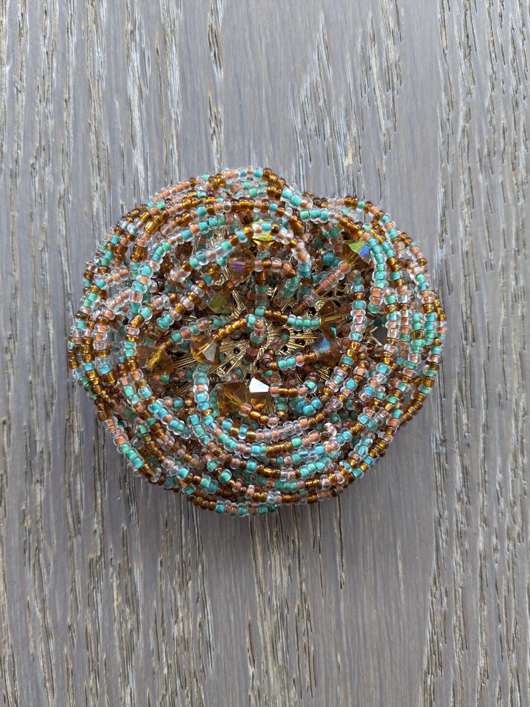Grande broche de créateur couleur or et argent perle nacrée bijou
