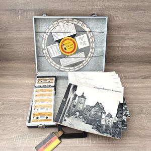 Cours complet Berlitz sur cassettes et livrets d'allemand en 5 parties, édition 1967, avec porte-documents style alligator rétro des années 60, sacoche de transport