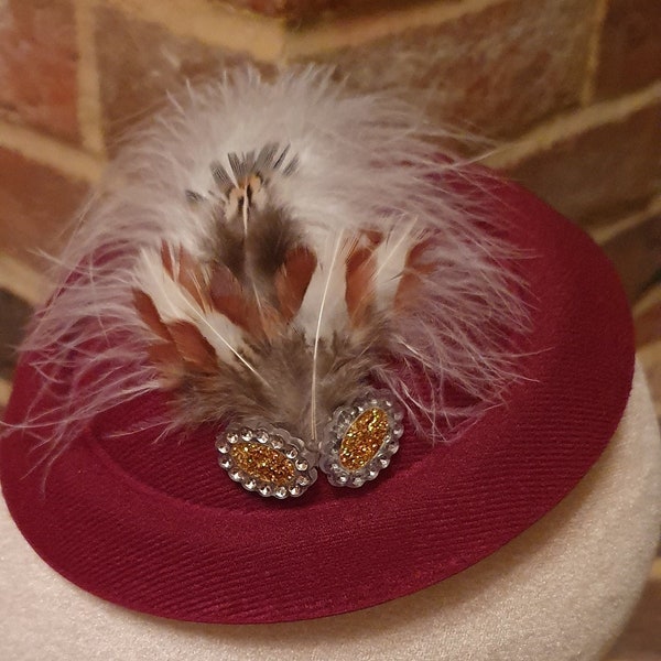 Burgund rote Feder Pillbox Fascinator Vintage Stil 40er 50er Jahre Minihut Hochzeit besondere Anlässe Rennsport