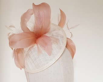 Crema Latte Marfil Declaración Plumas Fascinator Hatinator Boda Carreras Madre de la Novia Ocasión Sombrero