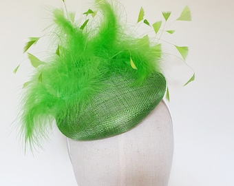 Vert citron vert pomme tendance plumes rondes Sinamay bibi Hatinator Invité de mariage dames courses d'un jour