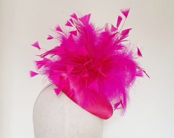 Cerise rose fuchsia rose vif magenta tendance plumes rond bibi Hatinator invité de mariage dames course d'une journée