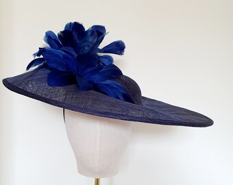 Gran azul marino pluma Hatinator Fascinator boda invitada madre de la novia Racing Ascot