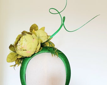 Dichiarazione verde lime verde peonia fiore imbottito fascia in velluto fascinator alone matrimonio ospite corse eventi speciali