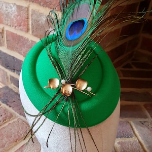 Green peacock feather pillbox fascinator 40s 50s vintage style mini hat wedding racing vintage festival