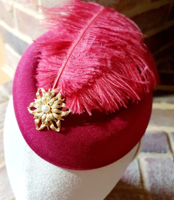 Crimson Feather Pillbox Fascinator: Vintage Style Cocktail  display picture 2