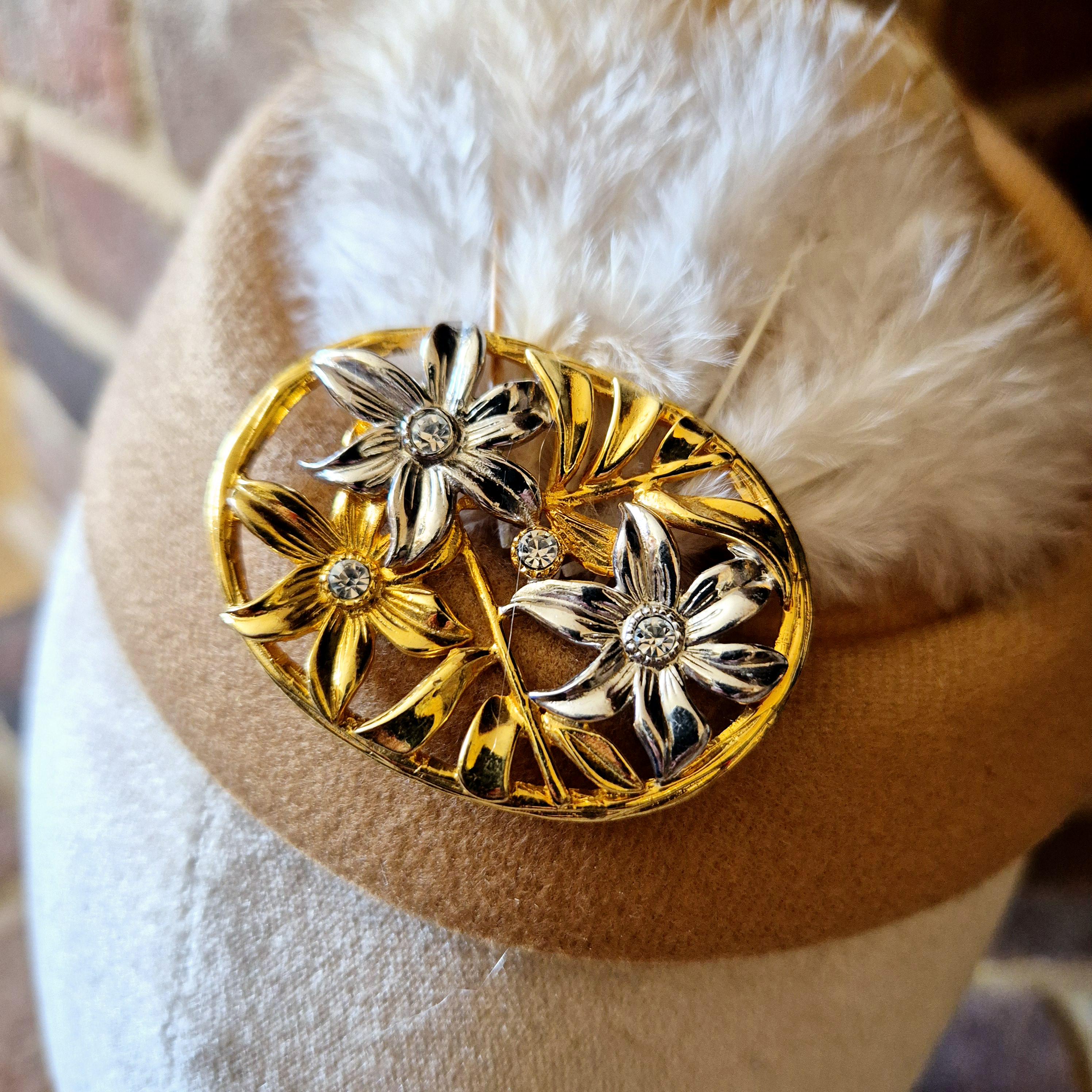 Vintage Style Feather Pillbox Fascinator: Cream Beige Mini  display picture 1
