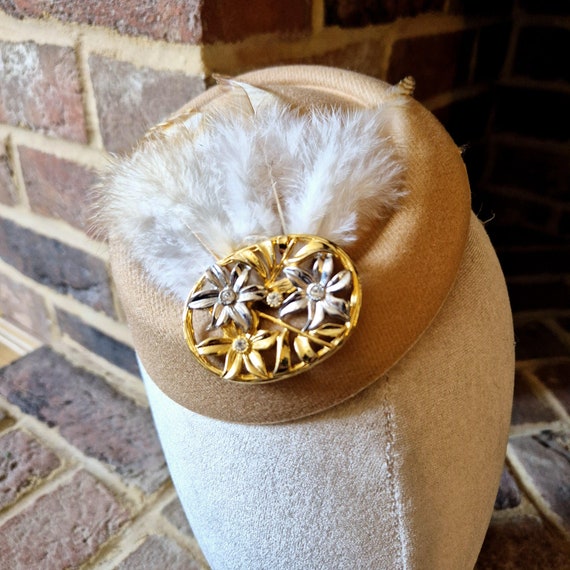 Vintage Style Feather Pillbox Fascinator: Cream Beige Mini  display picture 1