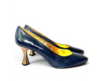 Die Architektur-Pumpe | Timothy Hitsman Navy Leder und Gold Skulpturale Heels