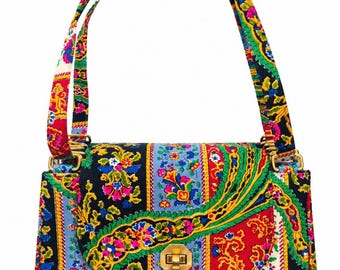Vintage handtas uit de jaren 60 met psychedelische, felgekleurde paisleyprint, gestructureerde retro bloemenprint en goudkleurige draaisluiting.