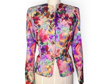 Jaqueta vintage Ursula floral barroca com botões de pérola e strass, tamanho G.