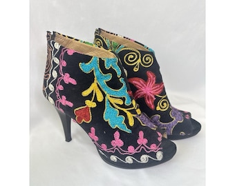 Preciosos zapatos de tacón tobilleros Suzani de Turquía, hechos a mano con un colorido diseño floral único, talla 39 (EE. UU. 8-8.5).