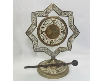 Pequeño gong antiguo de latón grabado con percutor de madera, tallado a mano en India, 8,5 pulgadas.