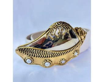 Cinturón vintage de los años 80, estilo brutalista, color dorado, con detalles de perlas.