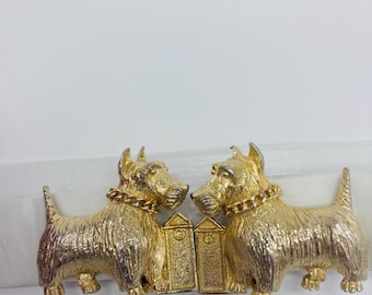 Hebilla de cinturón vintage RARA de Mimi Di N de 1976, blanca y dorada, con diseño de perros Scottish Terrier.