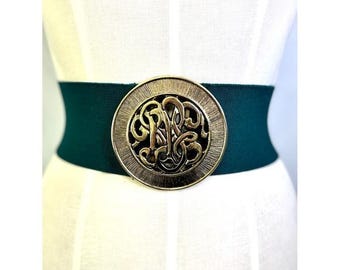 Cinturón elástico extra ancho de los años 80 y 90 con medallón dorado y cintura elástica verde bosque.