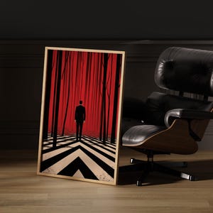 Pu&ograve; includere: Una stampa artistica incorniciata raffigurante un uomo in giacca e cravatta in una foresta surreale con tende rosse e alberi neri. Il pavimento presenta un motivo a zig-zag bianco e nero. Sullo sfondo c'&egrave; una sedia in pelle nera.