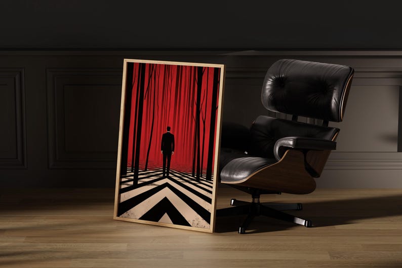 Pu&ograve; includere: Una stampa artistica incorniciata raffigurante un uomo in giacca e cravatta in una foresta surreale con tende rosse e alberi neri. Il pavimento presenta un motivo a zig-zag bianco e nero. Sullo sfondo c'&egrave; una sedia in pelle nera.