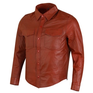 以下が含まれることがあります： ボタンダウンのフロントと2つのフラップポケットが付いた、長袖の茶色の革のシャツ。