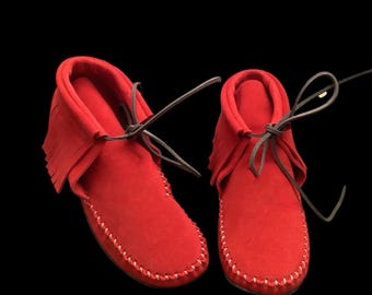 Botas mocassim de camurça vermelha feitas à mão: botinhas de franjas no tornozelo