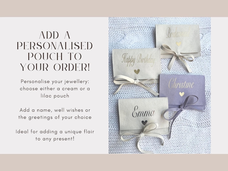 Op de afbeelding: Een assortiment van kleine stoffen zakjes met gepersonaliseerde tekst in gouden letters. De zakjes zijn cr&egrave;me en lila van kleur en hebben een lint eromheen gebonden. De tekst op de zakjes is "Happy Birthday", "Emma", "Christine" en "Bruidsmeisje".