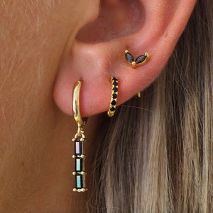 Set di orecchini pendenti neri e oro, orecchini a cerchio Huggie, set regalo per lei, orecchini minimalisti, regalo per la migliore amica, set di orecchini in oro