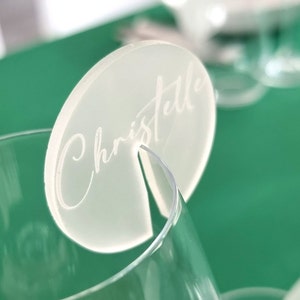 Glazen plaatsmarkering van gezandstraald plexiglas met voornaamgravure voor receptie, bruiloft, verjaardag...