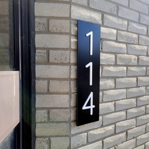 Vertical house numbers plaque showcasing customizable options for color and background.
