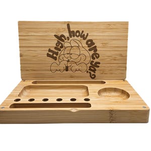 Vassoio di rotolamento in bambù con incisione laser a forma di gatto pigro fatto a mano, magnetico, stile Backflip, regalo personalizzato, custodia per nascondiglio per uomini e donne.